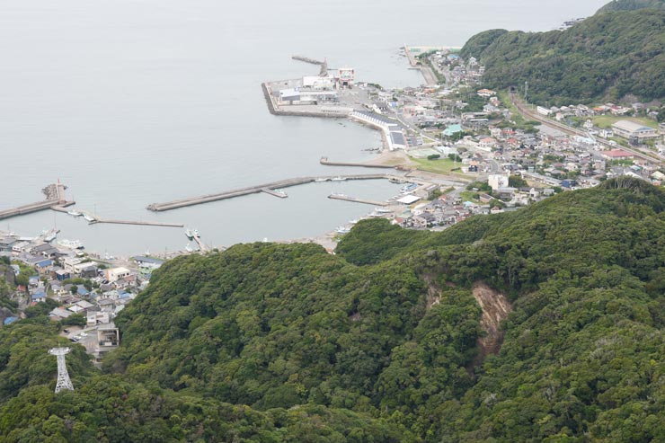 SONY Cyber-shot RX1R III 作例：山から見下ろした海岸沿いの集落（75mm相当の画角）