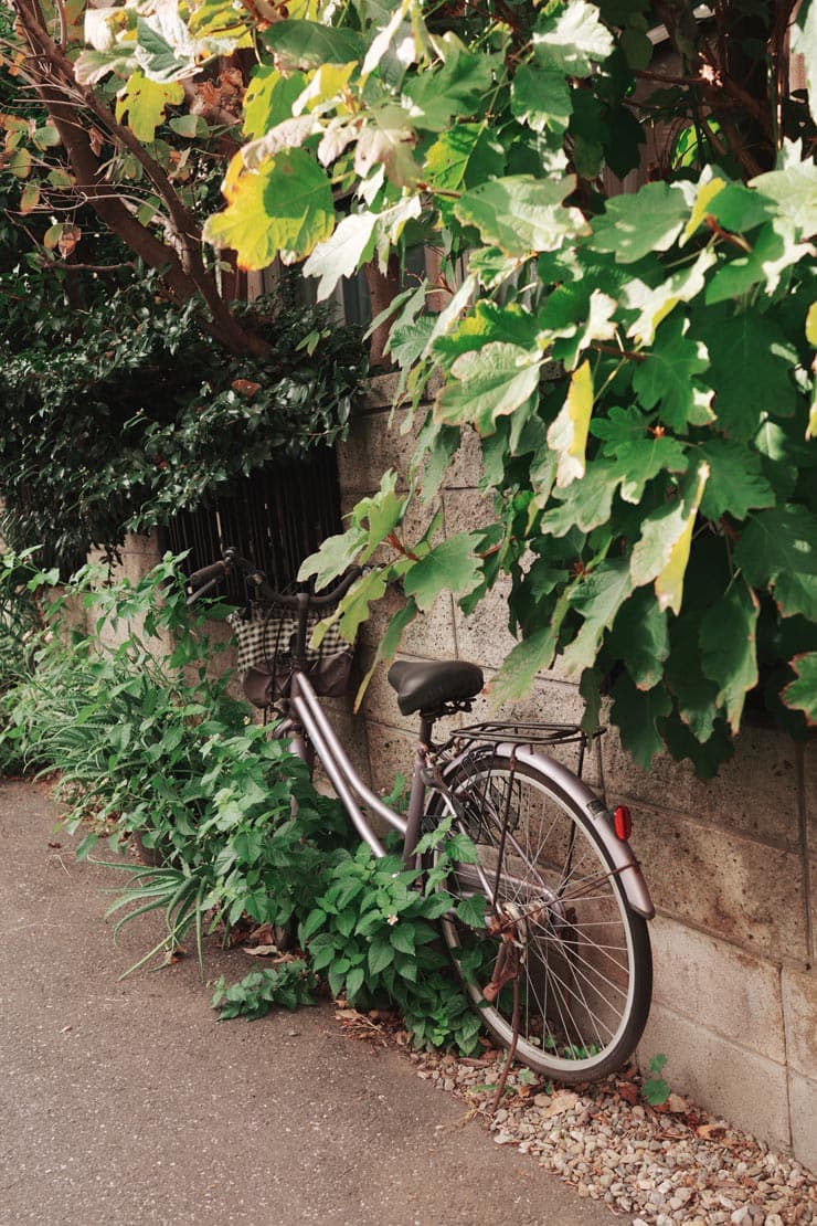 SONY Cyber-shot RX1R III 作例：住宅の壁に置かれた自転車