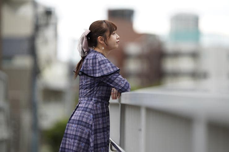 Sigma 135mm F1.4 DG | Art作例：ワンピースを着た横向きの女性