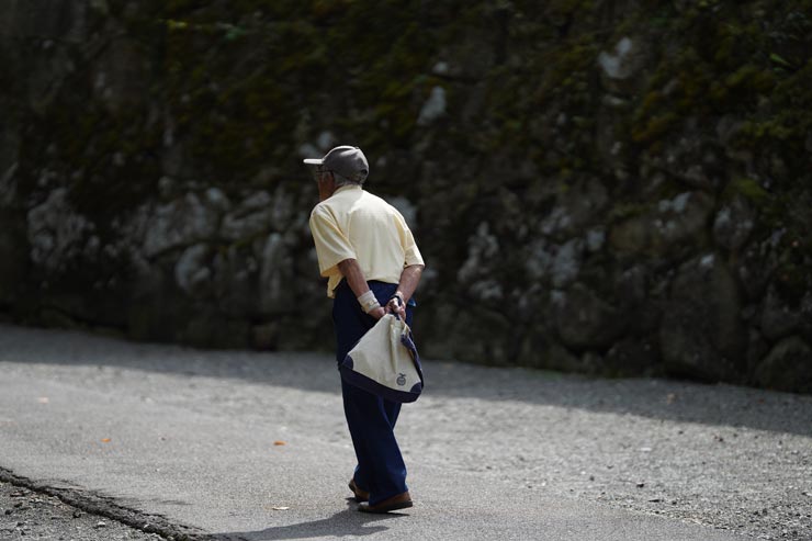 Sigma 135mm F1.4 DG | Art作例：後ろ姿の男性