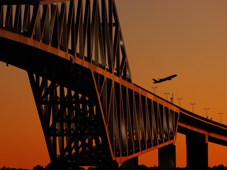 Panasonic LUMIX S 100-500mm F5-7.1 O.I.S.作例：夕焼けに照らされるゲートブリッジと飛行機
