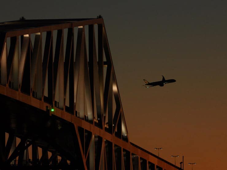 Panasonic LUMIX S 100-500mm F5-7.1 O.I.S.作例：夕焼けに照らされるゲートブリッジと飛行機