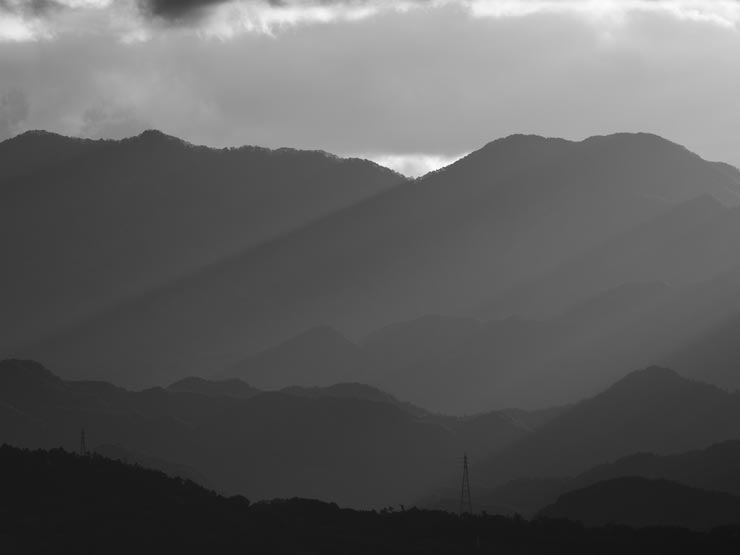 Panasonic LUMIX S 100-500mm F5-7.1 O.I.S.作例：モノクロで撮影した夕暮れの山並み
