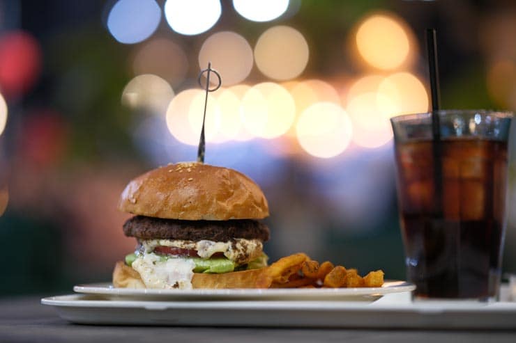 富士フイルム X-T30 III 作例：テーブルの上のハンバーガー