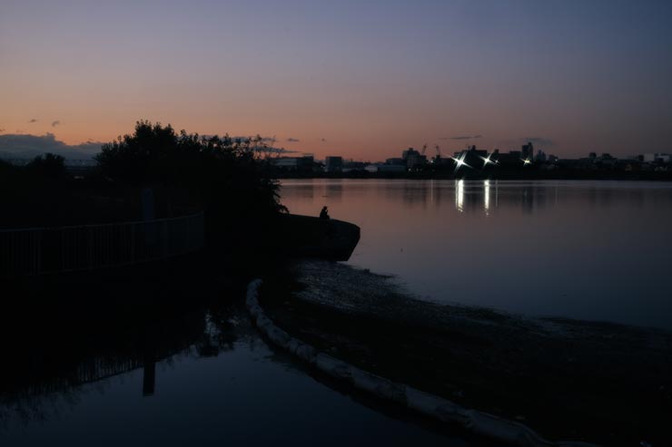 富士フイルム フジノンレンズ XF27mmF2.8 R WR作例：日没後の河川敷