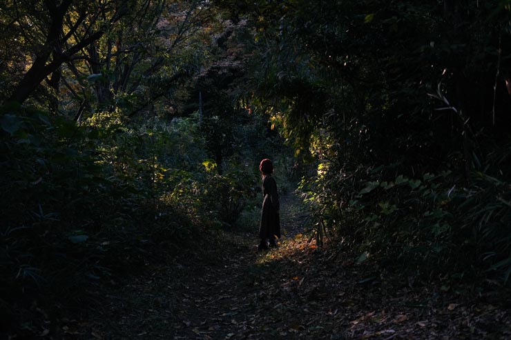 富士フイルム フジノンレンズ XF27mmF2.8 R WR作例：森の中の女性