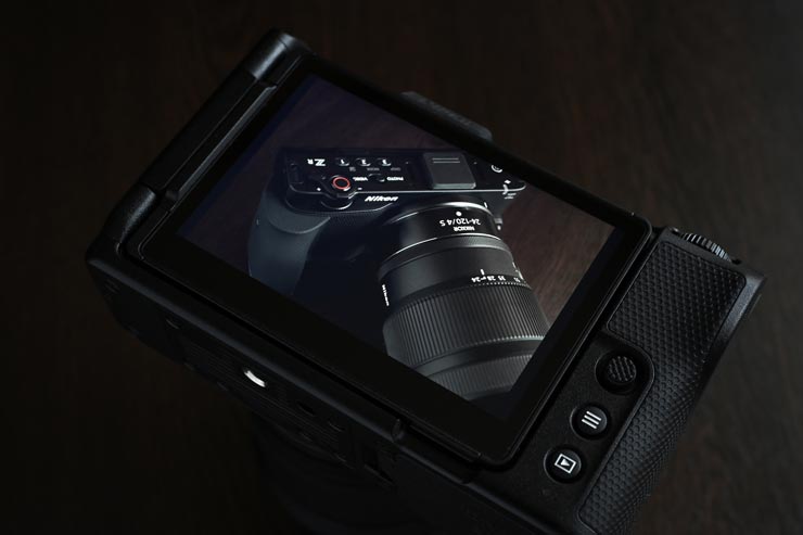 モニターに映るNikon ZR本体