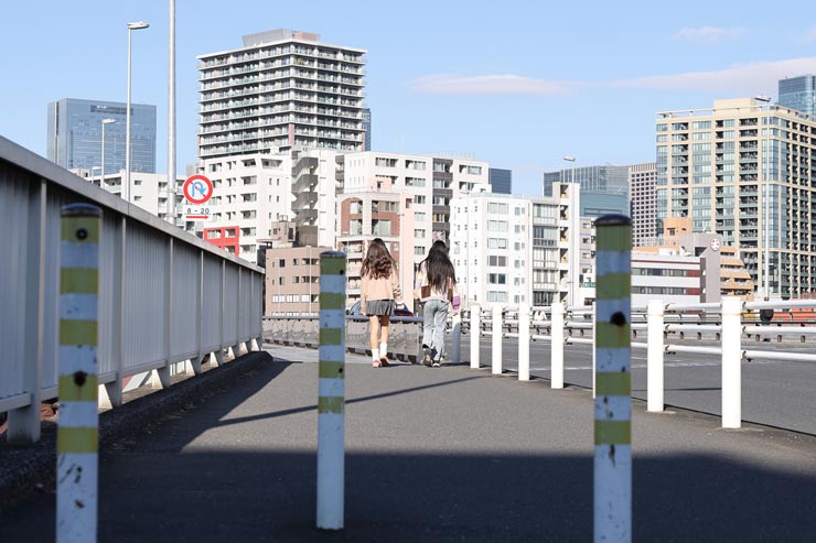 Canon EOS R6 Mark III作例:歩道を歩く二人の女性