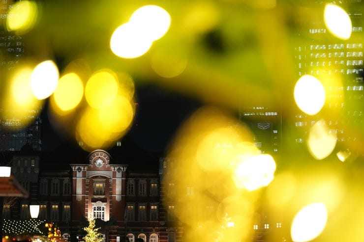 FE 100mm F2.8 Macro GM OSS作例：東京駅前のイルミネーションと駅舎
