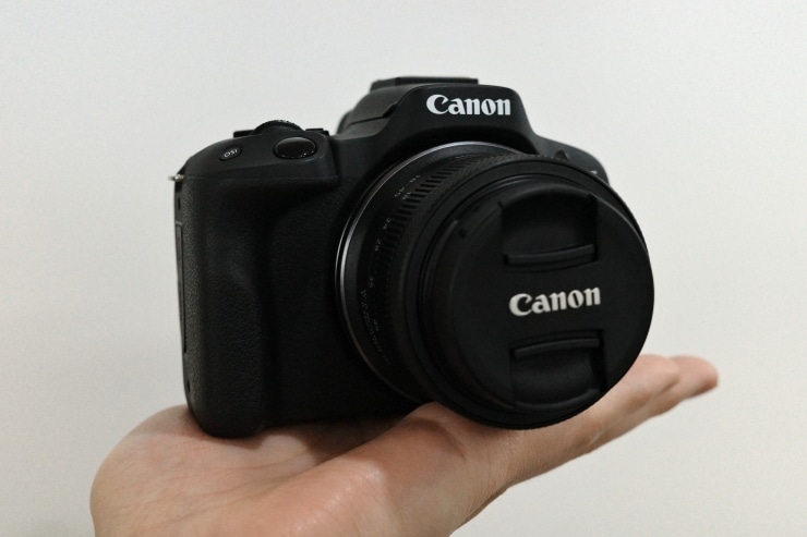 Canon EOS R50を手に持つ画像