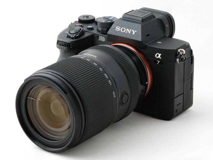 TAMRON 25-200mm F/2.8-5.6 Di III VXD G2 (Model A075S)を装着したSONY α7R IV