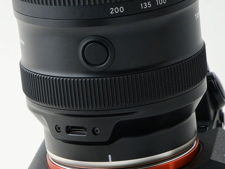 TAMRON 25-200mm F/2.8-5.6 Di III VXD G2本体：鏡筒基部に設けられたUSB Type-Cのコネクターポート