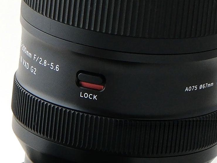TAMRON 25-200mm F/2.8-5.6 Di III VXD G2本体：鏡筒右側のズームロックスイッチ