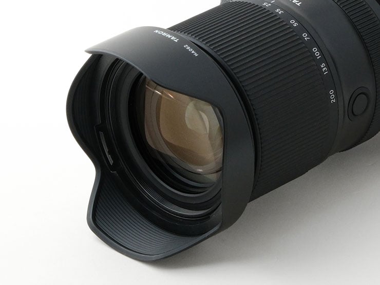 TAMRON 25-200mm F/2.8-5.6 Di III VXD G2本体：同梱されている花型のレンズフード