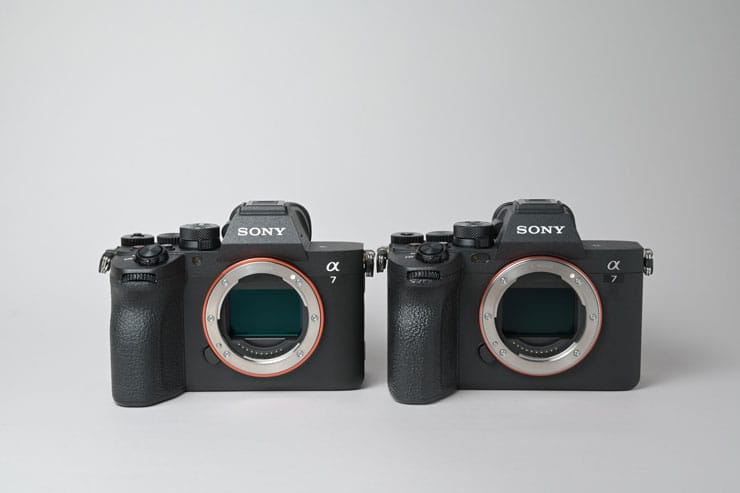 左：SONY α7 V、右：SONY α7 IVの本体画像