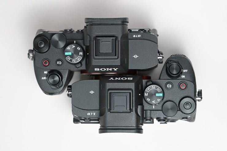 上：SONY α7 IV、下：SONY α7 Vの本体画像