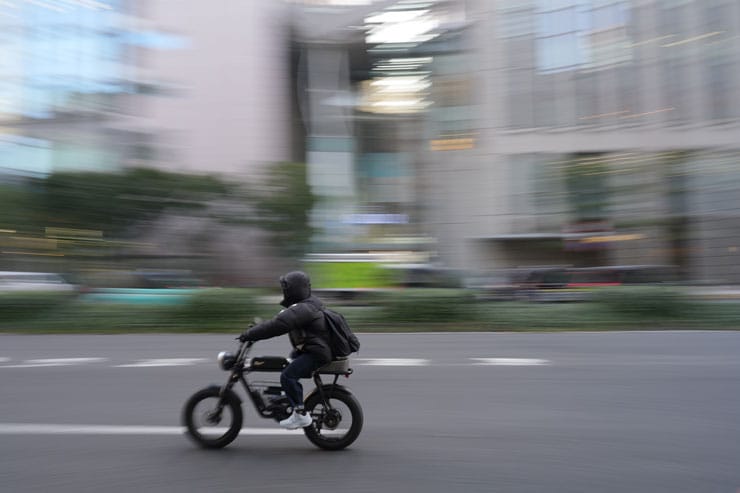 SONY α7 V作例：バイクに乗った人