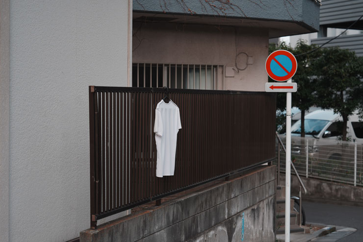 SONY α7 V作例：住宅の柵にかけられた白いＴシャツ
