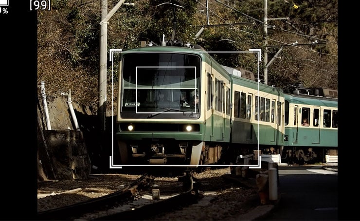 OM SYSTEM M.ZUIKO DIGITAL ED 50-200mm F2.8 IS PRO作例：電車の被写体認識AF