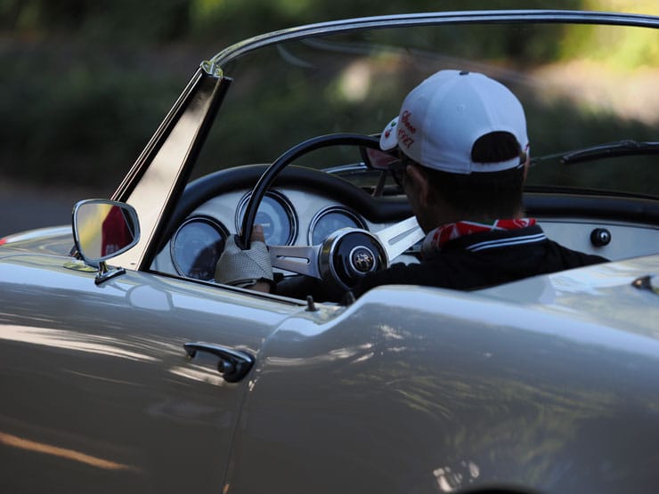 OM SYSTEM M.ZUIKO DIGITAL ED 50-200mm F2.8 IS PRO作例：オープンカーの運転席