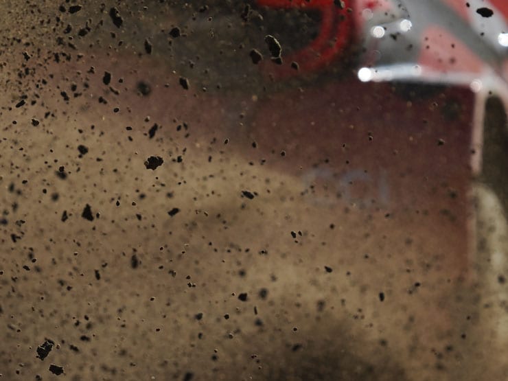 OM SYSTEM M.ZUIKO DIGITAL ED 50-200mm F2.8 IS PRO作例：レースカーが跳ね上げた泥