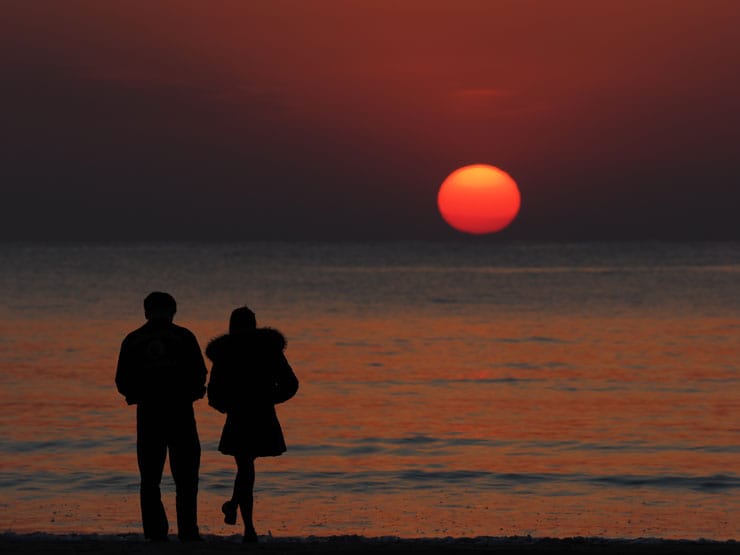 OM SYSTEM M.ZUIKO DIGITAL ED 50-200mm F2.8 IS PRO作例：海辺に沈む夕日