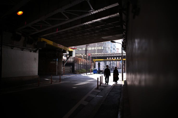 Leica ノクティルックスM F1.2/35mm ASPH.作例：高架下を歩く男女
