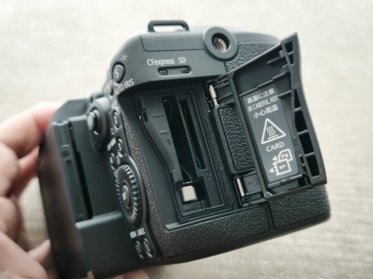 Canon EOS C50本体:スロット
