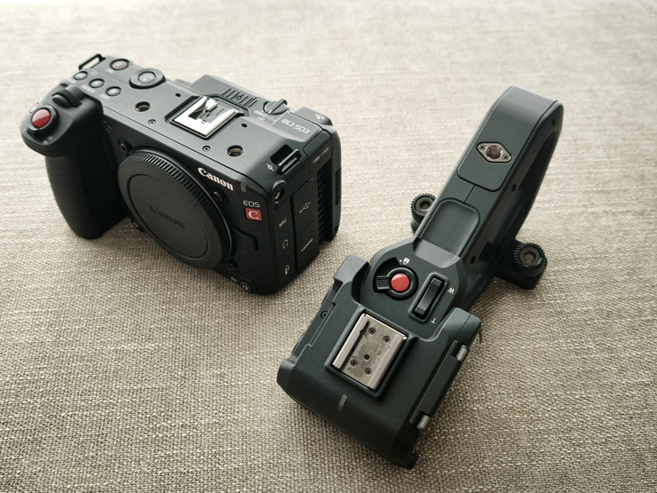 Canon EOS C50本体と付属ハンドルユニットのサイズ感