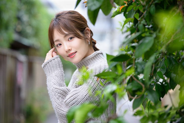 Nikon NIKKOR Z 70-200mm f/2.8 VR S II作例：植物の奥に立つ女性