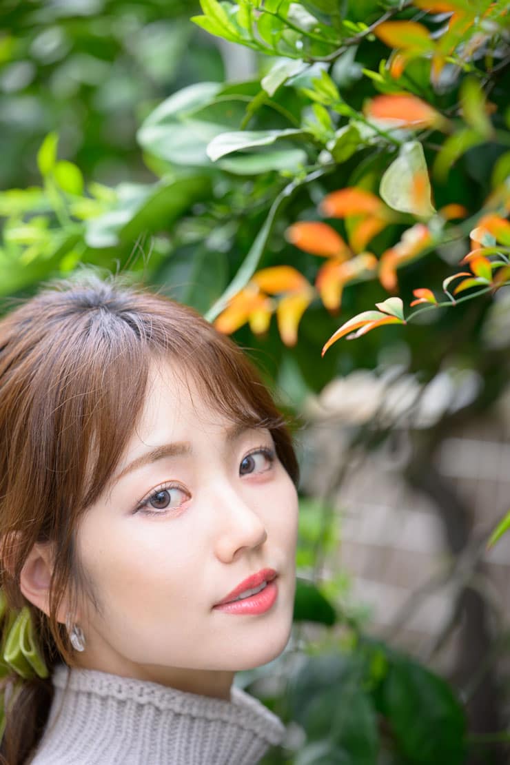 Nikon NIKKOR Z 70-200mm f/2.8 VR S II作例：植物の前に立つ女性の顔のアップ