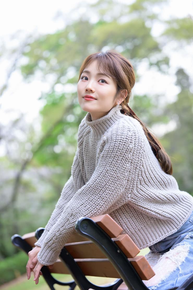 Nikon NIKKOR Z 70-200mm f/2.8 VR S II作例：公園のベンチに座る女性