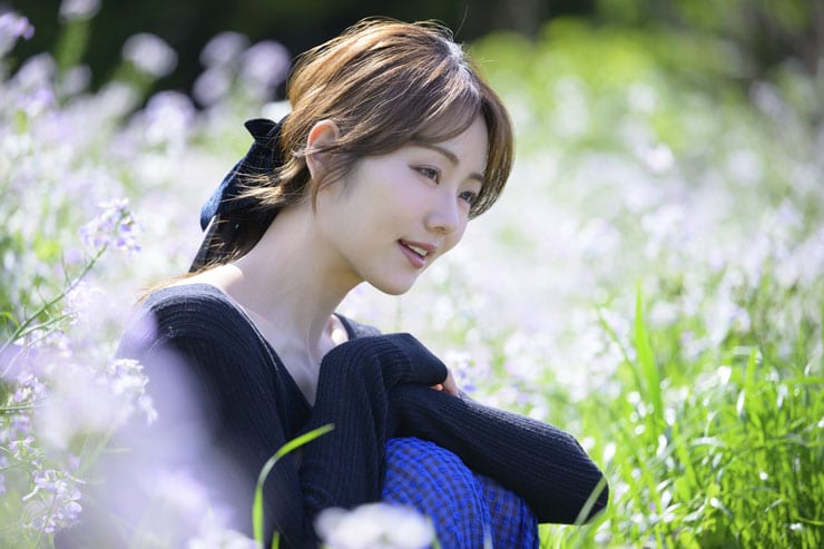 Nikon NIKKOR Z 70-200mm f/2.8 VR S II作例：花の中でしゃがむ女性