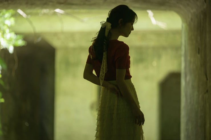 Nikon NIKKOR Z 70-200mm f/2.8 VR S II作例：晴れた森の中の女性の後ろ姿