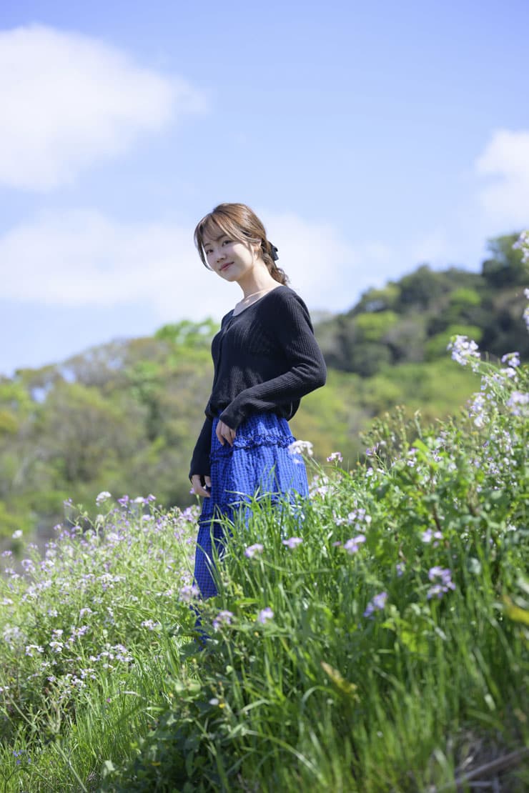 Nikon NIKKOR Z 70-200mm f/2.8 VR S II作例：花々が咲く斜面に立つ女性