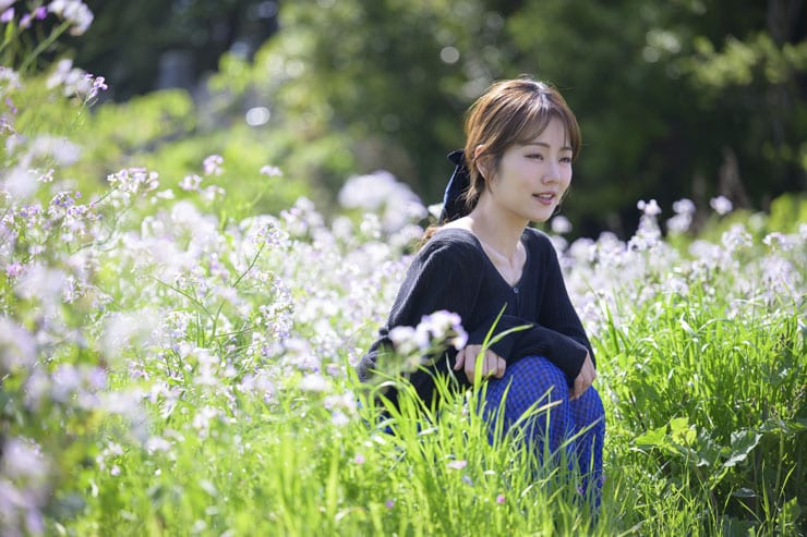 Nikon NIKKOR Z 70-200mm f/2.8 VR S II作例：花々の中でしゃがむ女性
