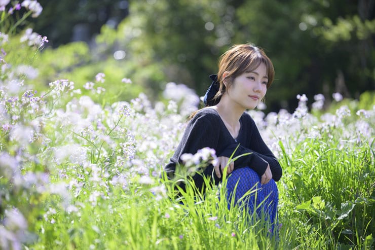 Nikon NIKKOR Z 70-200mm f/2.8 VR S II作例：花々の中でしゃがむ女性