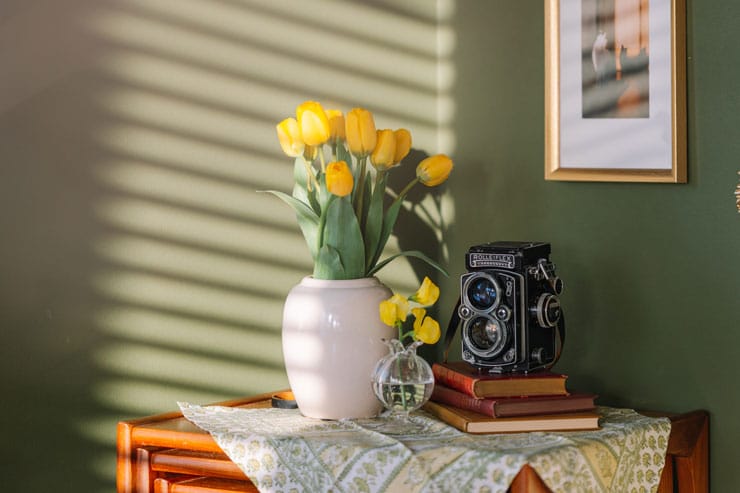 作例：室内で白い花瓶に活けた黄色いチューリップ