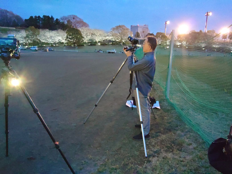 花火撮影のスタイル:立って撮影する場合の三脚