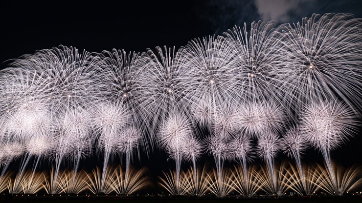 花火作例:銀冠菊花火のワイドスターマイン
