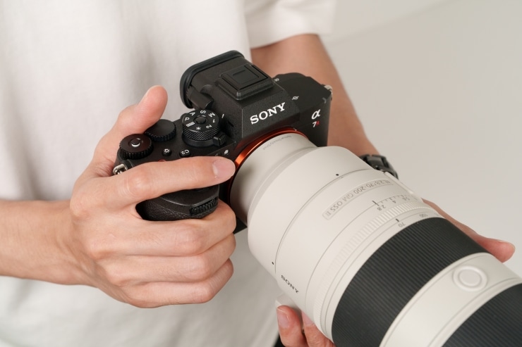 SONY α7R VIを手に持つ画像