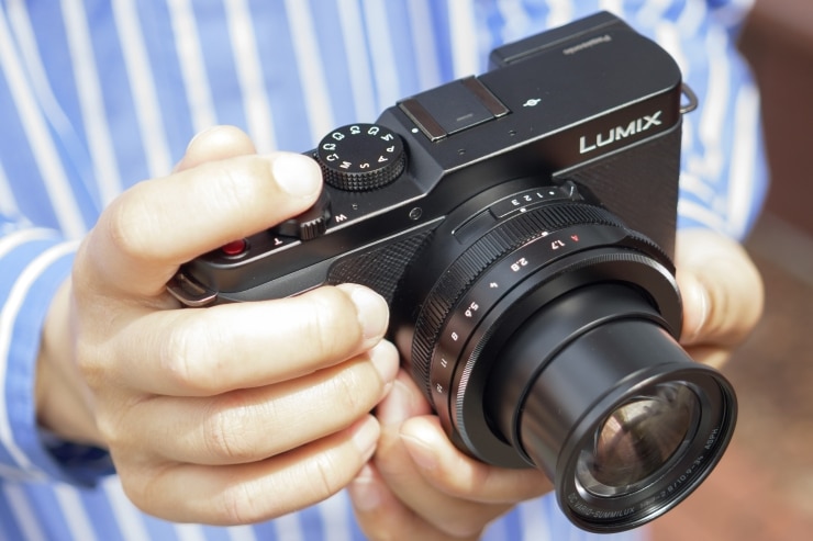 Panasonic LUMIX L10を手に持つ画像
