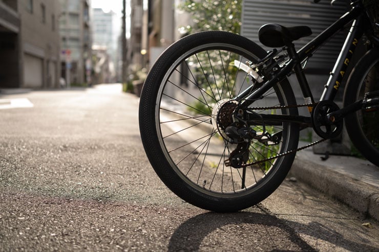 Leica SL3-P作例:逆光で光る路面とシルエットにした自転車