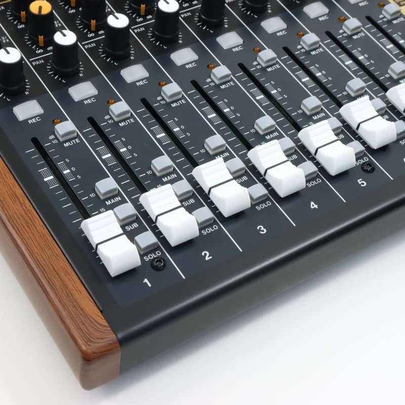 Model 12 [12トラックレコーディングミキサー]