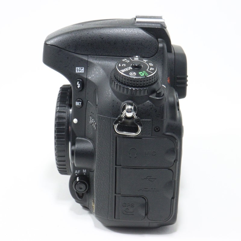 D600