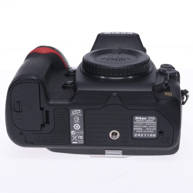 D700