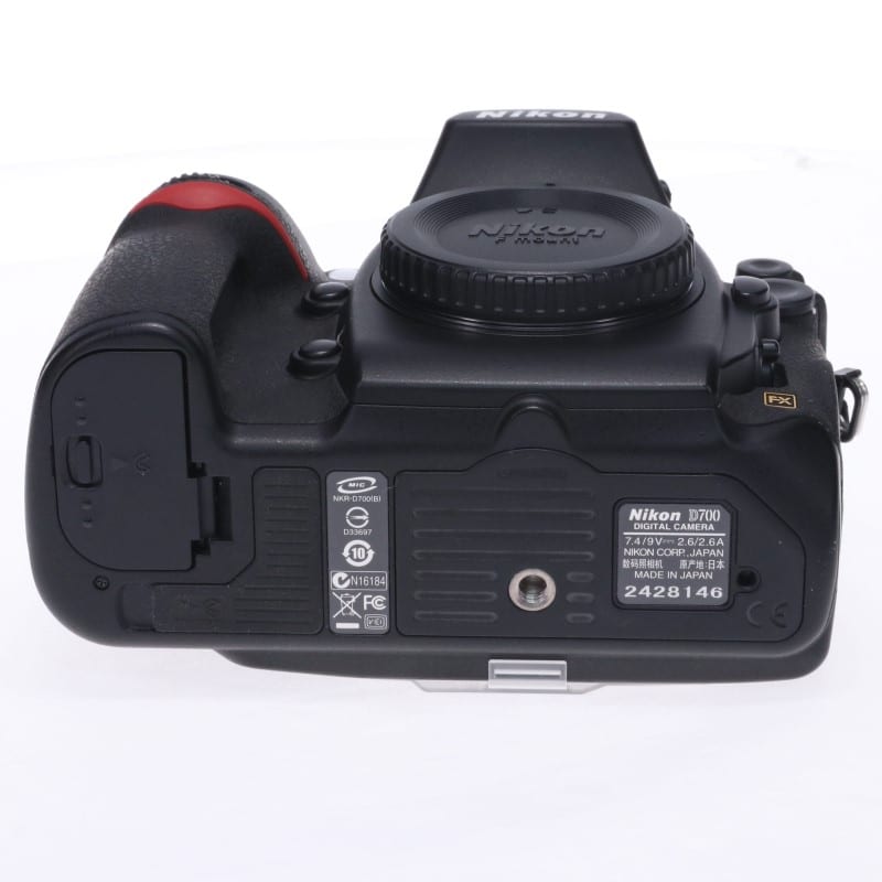 D700