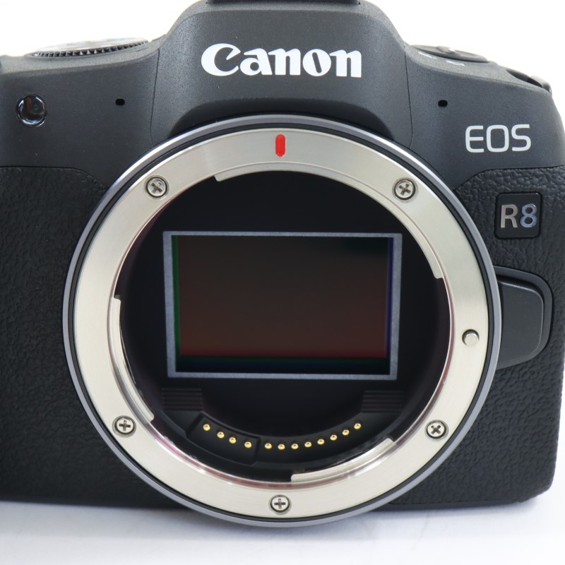 EOS R8