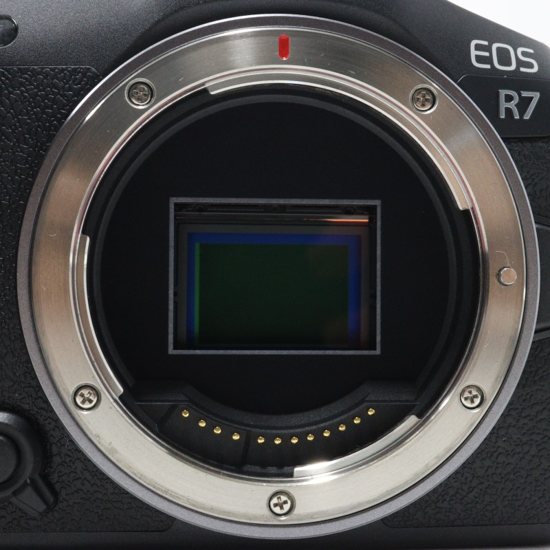 EOS R7
