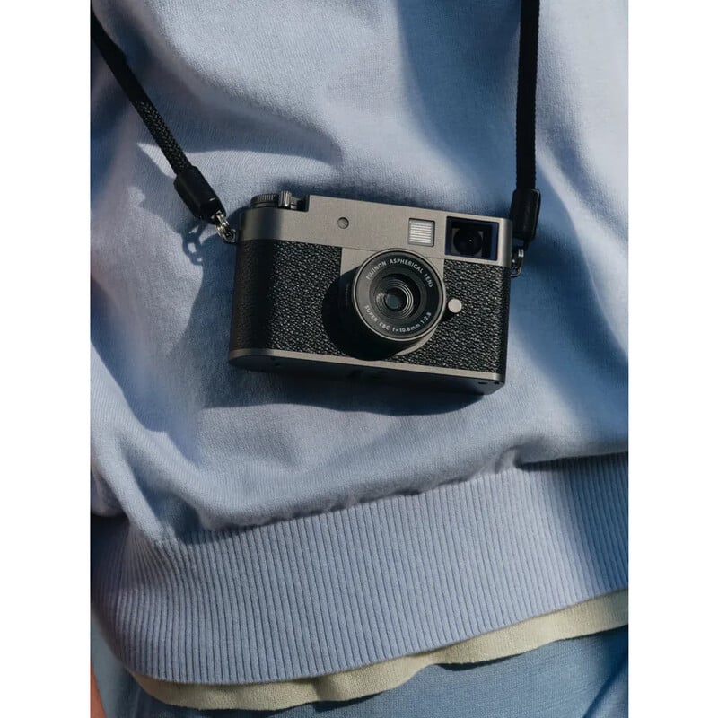 X half (FUJIFILM X-HF1) チャコールシルバー（2025年6月26日発売予定）